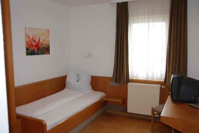 Hotel-Restaurant Zum Goldenen Hahnen Markgröningen Szoba fotó
