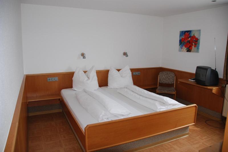 Hotel-Restaurant Zum Goldenen Hahnen Markgröningen Szoba fotó